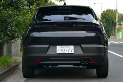 アルファ ロメオ ジュニア：エレガントな LED テールライトは、時代を超えたアルファ ロメオのスポーティエレガンスを体現している