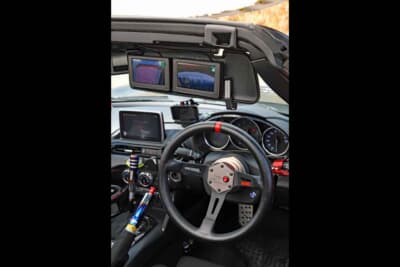 マツダ ロードスター：運転席上部にあるディスプレーカメラはFバンパー中央下と、左サイドミラー下向きのカメラ映像がそれぞれ見られるので、オフロード走行などに死角無くしの道具として必須となっている