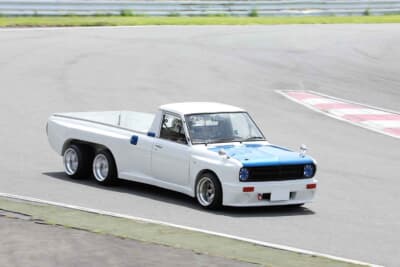 日産 サニートラック：6輪はホイールベースが長く曲がりにくそうに思えるが、コーナーをスムースに走り抜ける