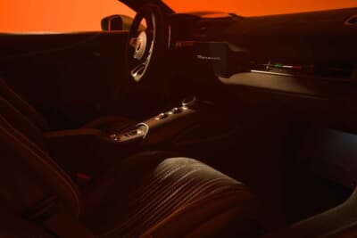 マセラティMCプーラ:シート裏地には光の角度によって色味が変化する加工を施す