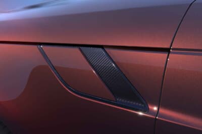 レンジローバー スポーツSVカーボン：カーボンのディテールが強烈なキャラ設定となる