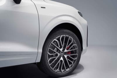 アウディQ3スポーツバック:先鋭的なデザインのホイールを履く。奥にはレッドキャリパーが覗く
