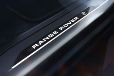 レンジローバー スポーツSVカーボン：専用イルミネーション機能付きトレッドプレートにシルバーのシグネチャー