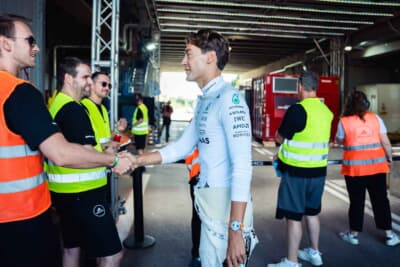 メルセデスAMG コンセプトAMG GT XX：ドライブ前に関係者と談笑するF1ドライバーのジョージ・ラッセル