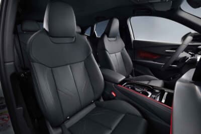 アウディQ3スポーツバック:カップホルダーや冷却機能付きワイヤレス充電トレイを備えたセンターコンソール