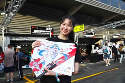 笑顔がステキなレースアンバサダーがポスターを配布したり、チームを盛り上げます