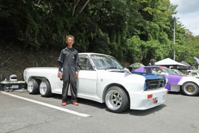 オーナーの東山泰裕さんと6輪仕様の日産サニートラック