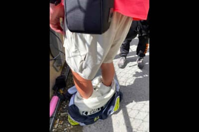 スパ24hのスタートシーンを撮る際に隣に立っていた人が、あまりの暑さにレーシングスーツを脱いでました