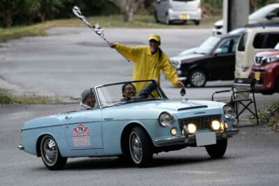 ダットサン1500 スポーツロードスター：長い行程が終わる頃は日没寸前。ゴール地点の高知県香南市にあるリゾートホテル「海辺の果樹園」で、スタッフに出迎えられる一色さん親子ペア