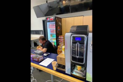 スパ24hの決勝日のメディアセンターでは、ドリンク類は無料ですがお菓子やホットサンドは有料