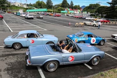 メルセデス・ベンツ280SL（手前）、アルファ ロメオ GTジュニア（左奥）、アルピーヌ A110（右奥）