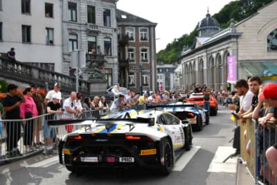 ランボルギーニのグループがやってきましたが、少々渋滞気味です