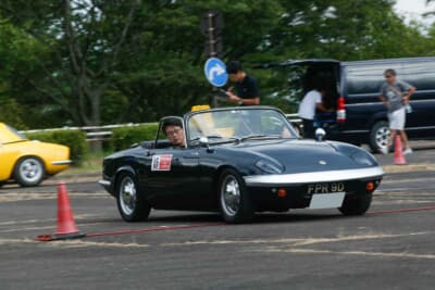 スカイピアあだたらの駐車場にパイロンを立てて「線踏み」を行った
