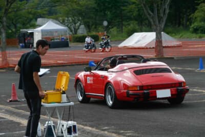 スカイピアあだたらの駐車場にパイロンを立てて「線踏み」を行った
