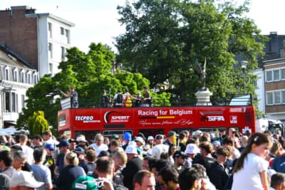 今年は初めてベルギー自動車連盟が2階建てバスを出して、地元ベルギー出身のドライバーやチームを応援パレード