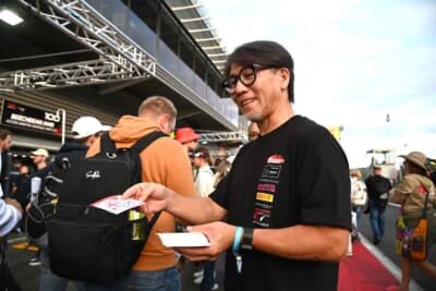 スパ限定のステッカーを配布する安藝代表も楽しそう！