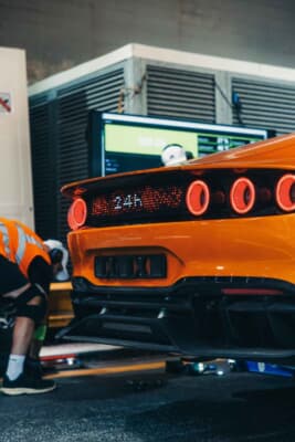 メルセデスAMG コンセプトAMG GT XX：リアに採用されたMBUX Fluid Light Panelに浮かび上がる24h