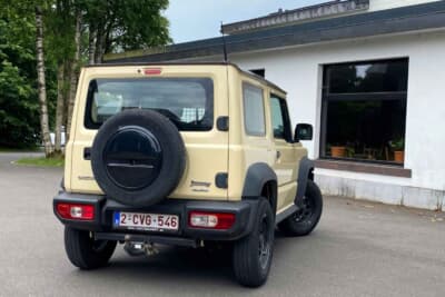 宿泊のホテル駐車場に停まっていたスズキ ジムニーは、ヨーロッパでは非常に高価です