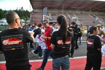 ピットウォークではグッドスマイルレーシングのスタッフのみなさんがポスターやステッカーを配布