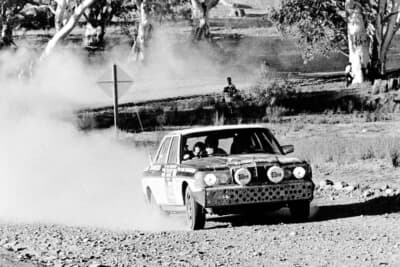 1977年のロンドン〜シドニー・マラソンラリーで優勝した、アンドリュー・コーワンとアンソニー・フォークスのチームと280E（W123）