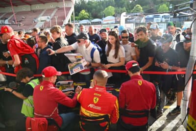 パドックではフェラーリも大人気でした