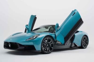 マセラティMCプーラ:イタリア流エレガントさを演出するバタフライドア