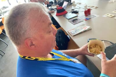 パドックでカップ入りのパスタを購入したベルギー人カメラマン。足りなさそうです