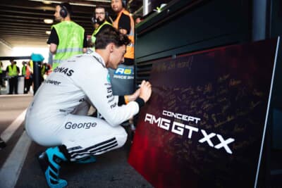 メルセデスAMG コンセプトAMG GT XX：F1ドライバーのジョージ・ラッセルも記録達成パネルへ直筆でサイン