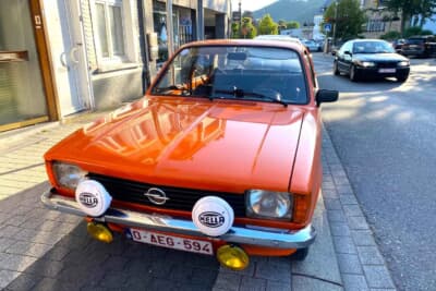 マルメディの街で一番おいしいといわれるポテト屋さんの前に停まっていたステキなオペル