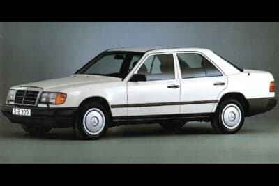 初代Eクラス/W124はブルーノ・サッコが190/W201に続いてデザインを手がけた作品。当初、1本のサイドプロテクターは90年からサッコ・デザインのアイデンティティともいうべきサッコ・プレート（ボディ側面を保護する）を採用。写真は当初の1本サイドプロテクター