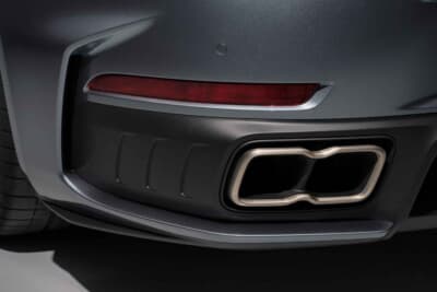 ポルシェ911ターボS:ベンチレーション開口部がワイド感をさらに強調するリアビュー