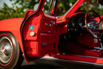 24万800ドル（邦貨換算約3580万円）で落札されたシボレー「コルベット スティングレイ 427」C）Courtesy of RM Sotheby's