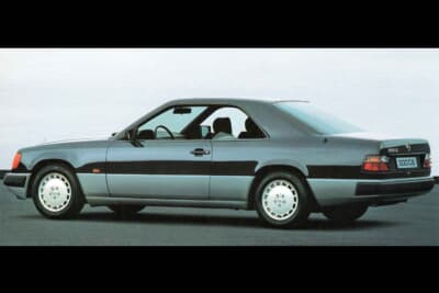 初代Eクラス/W124はブルーノ・サッコが190/W201に続いてデザインを手がけた作品。当初、1本のサイドプロテクターは1990年からサッコ・デザインのアイデンティティともいうべきサッコ・プレート（ボディ側面を保護する）を採用。写真はサッコ・プレート付きクーペ