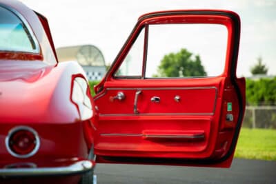 24万800ドル（邦貨換算約3580万円）で落札されたシボレー「コルベット スティングレイ 427」C）Courtesy of RM Sotheby's