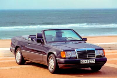 初代Eクラス/W124はブルーノ・サッコが190/W201に続いてデザインを手がけた作品。当初、1本のサイドプロテクターは90年からサッコ・デザインのアイデンティティともいうべきサッコ・プレート（ボディ側面を保護する）を採用。写真サッコ・プレート付きカブリオレ