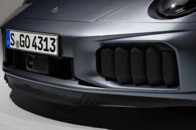 ポルシェ911ターボS:可変フロントスポイラーリップとクーリングエアフラップがアイコンのフロント