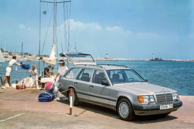 初代Eクラス/W124はブルーノ・サッコが190/W201に続いてデザインを手がけた作品。1本のサイドプロテクターは、1990年からサッコ・デザインのアイデンティティともいうべきサッコ・プレート（ボディ側面を保護する）を採用。写真は1本サイドプロテクター時代の多機能なステーションワゴン