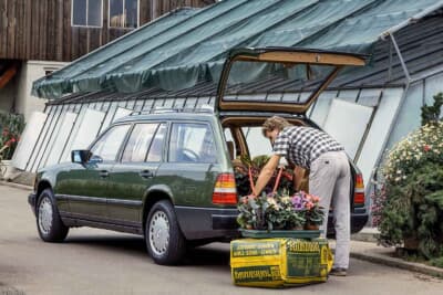 初代Eクラス/W124はブルーノ・サッコが190/W201に続いてデザインを手がけた作品。当初、1本のサイドプロテクターは90年からサッコ・デザインのアイデンティティともいうべきサッコ・プレート（ボディ側面を保護する）を採用。写真は当初の1本サイドプロテクター付き多機能なステーションワゴン