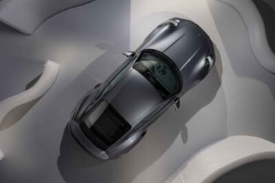 ポルシェ911ターボS:鳥瞰で一層リアフェンダーのボリューム感の強調が理解できるエアロフォルム