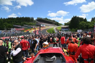 人で溢れるスタートグリッド