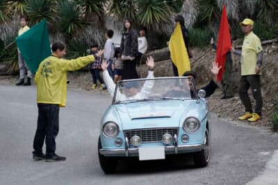 ダットサン1500 スポーツロードスター：ファイナルイベントとなった「ミルキーウェイ・ブルーアイランド・ラリー」。しかし、また別のイベントでの再会を誓う競技長と一色さん親子