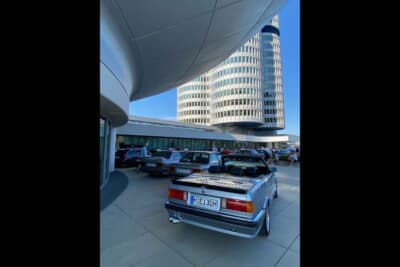 暑い真夏の夕暮れ時、BMWの本社エリアはエモい風景です