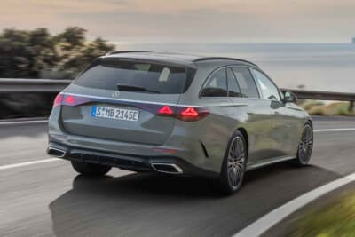 現行6代目W214は、2023年オンライン上でデジタルワールドプレミア。日本では2024年1月、東京オートサロンでセダンとステーションワゴンが同時発表された。キャッチコピーは「Eを覆す、E」で、各広告媒体で展開。写真はステーションワゴン