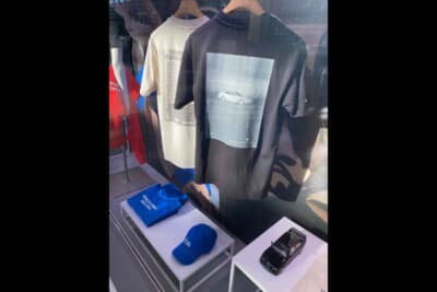 当時の広告写真をTシャツにするのはなかなかナイスなアイデア