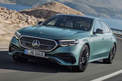 現行6代目W214は、2023年オンライン上でワールドプレミア。日本では2024年1月、東京オートサロンでセダンとステーションワゴンが同時発表された。キャッチコピーは「Eを覆す、E」と各広告媒体で展開。写真は走行中のEクラスAMGライン