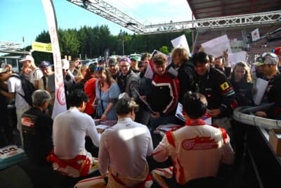 押すな押すなの大盛況のグッドスマイルレーシングのサイン会