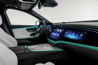 現行6代目W214は、2023年オンライン上でワールドプレミア。日本では2024年1月、東京オートサロンでセダンとステーションワゴンが同時発表された。キャッチコピーは「Eを覆す、E」と各広告媒体で展開。写真はフロントインテリア