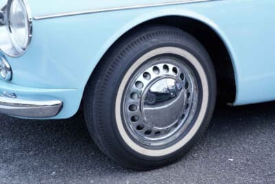 ダットサン1500 スポーツロードスター：よく似合っているホワイトリボンのタイヤはBFグッドリッチ製。クロームメッキが施された純正のハブキャップと完璧にマッチしている