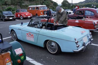 ダットサン1500 スポーツロードスター：一色さん親子がエントリーしたのは、アメリカから里帰りした1964年式ダットサン1500 スポーツロードスター（SPL310）。爽やかなブルーが印象的だ