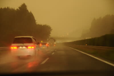 高速道路でゲリラ豪雨に遭遇したら、ハイドロプレーン現象を起こしにくくするためにも速度を落とす